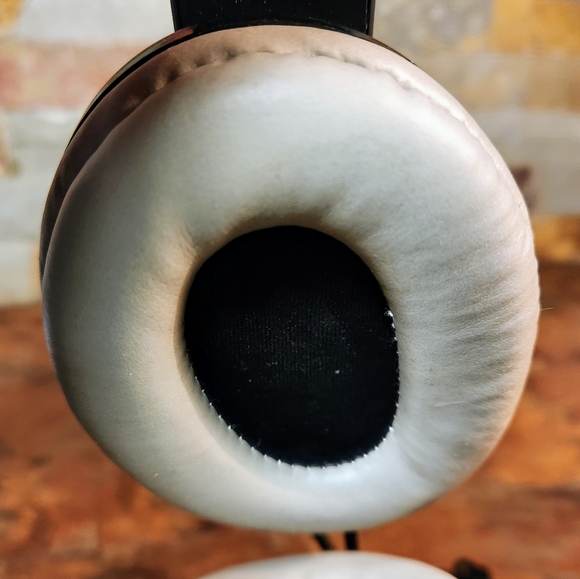 Think Write Durable Headphones • Adjustable Headband • Ambient Sound Mode • - Picture 8 of 9